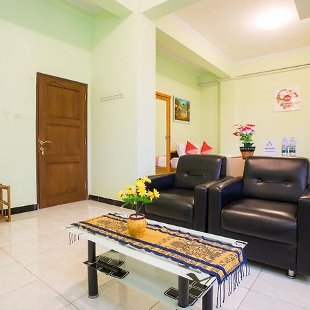 Oyo 1419 Rhona Guest House Syariah Джок'якарта Екстер'єр фото