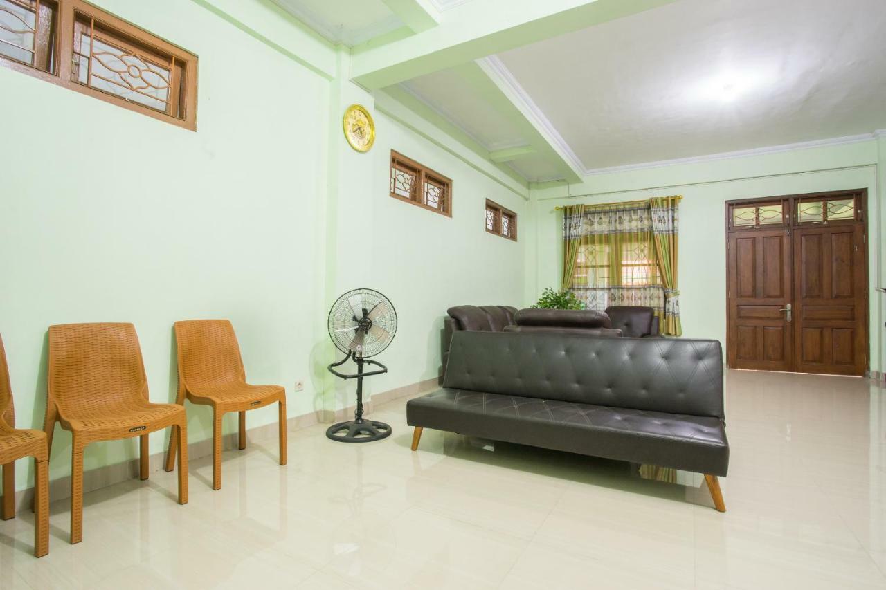Oyo 1419 Rhona Guest House Syariah Джок'якарта Екстер'єр фото