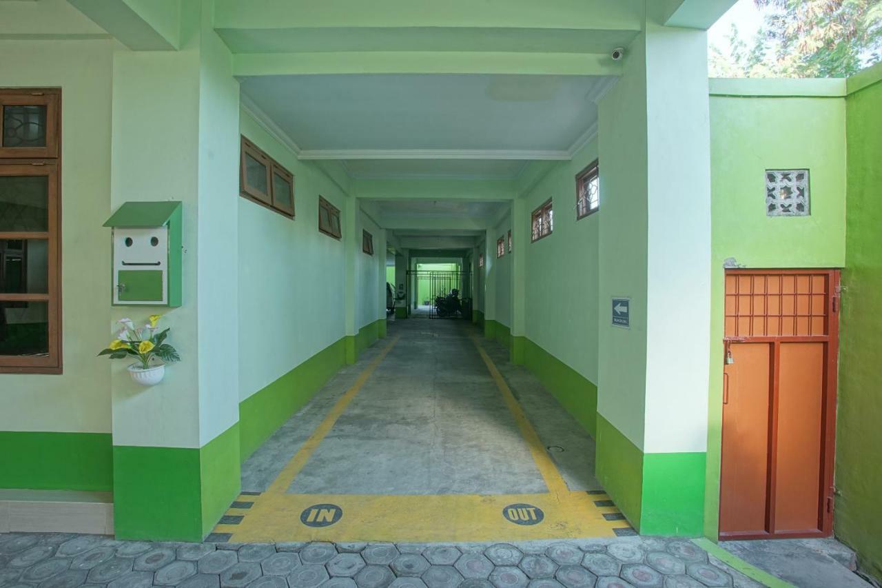 Oyo 1419 Rhona Guest House Syariah Джок'якарта Екстер'єр фото