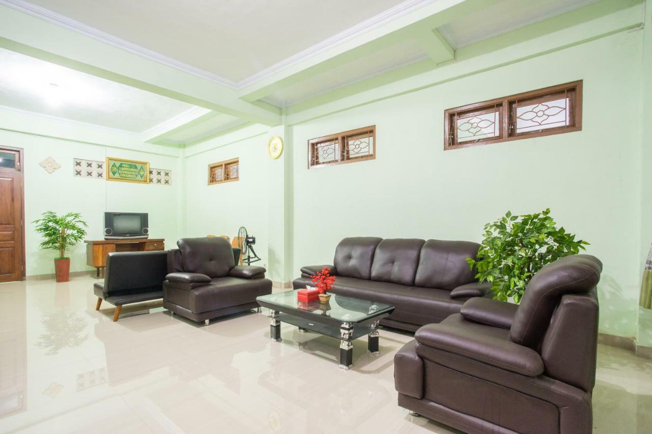 Oyo 1419 Rhona Guest House Syariah Джок'якарта Екстер'єр фото